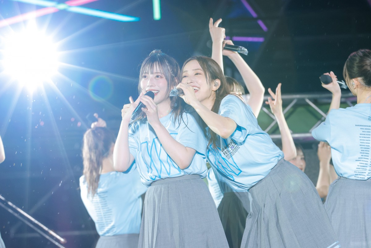 日向坂46、“W-KEYAKI FES.”で欅坂46曲を披露　ラストで会場は欅坂×櫻坂×日向坂カラーに