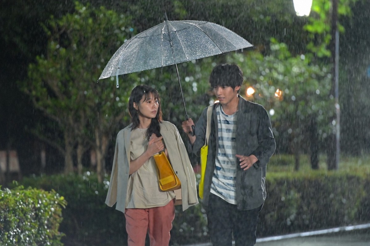 『石子と羽男』“石子”有村架純＆“大庭”赤楚衛二の相合い傘に胸キュン「かわいすぎる」