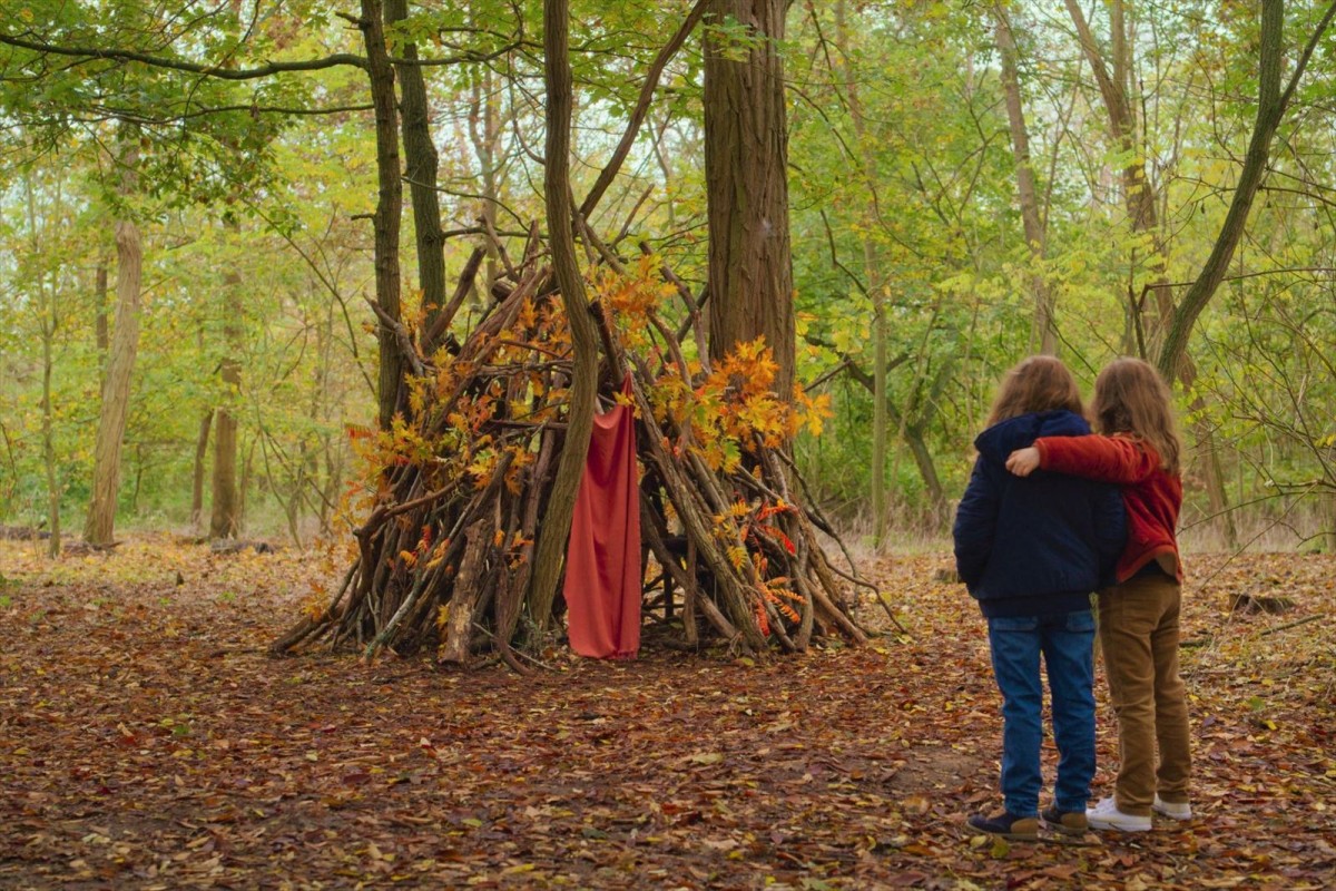 セリーヌ・シアマ最新作『秘密の森の、その向こう』 時空を超えて友情を育む娘と母の新カット