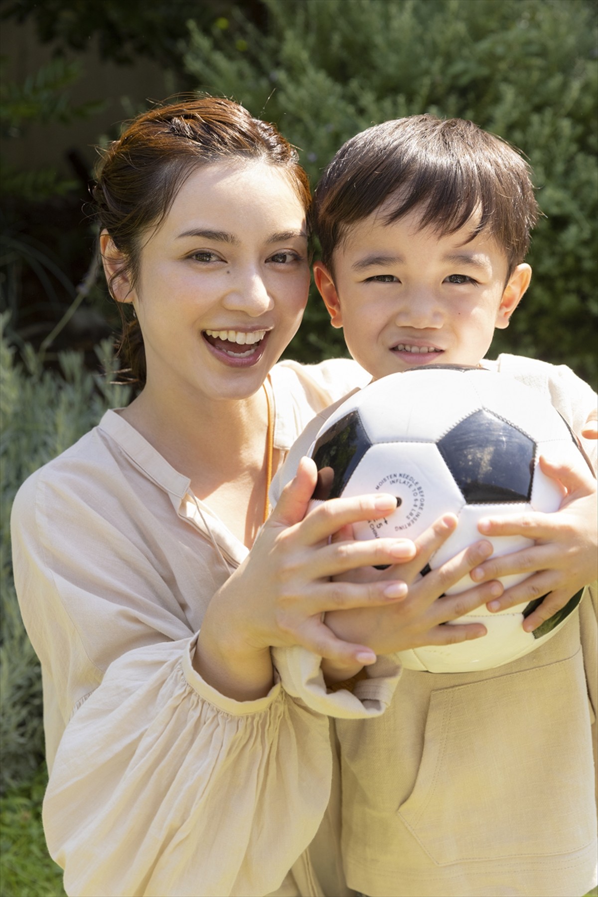 平愛梨、長男・バンビーノ君とCM共演　一緒にサッカーするなどリアルな日常を切り取った動画公開