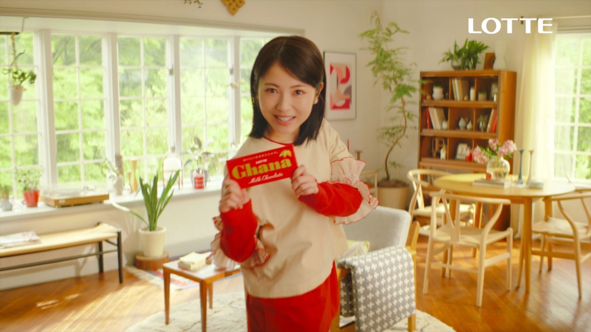 浜辺美波が出演 ロッテ「ガーナミルクチョコレート」新TVCM「アガる口どけ」篇カット