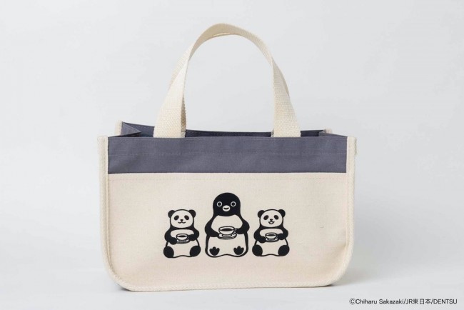 “Suicaのペンギン”4年ぶりに公式ブック発売！　双子パンダとコラボしたトートバッグ付属