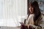 【写真】『すべて忘れてしまうから』、意味深な封筒を手にする大島優子