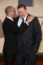 ヴェネチア国際映画祭『The Whale（原題）』プレミアのレッドカーペットで抱き合うブレンダン・フレイザーとダーレン・アロノフスキー監督
