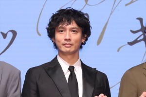 安藤政信、縦型ドラマ『トップギフト』完成報告イベントに登場