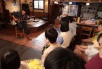 ドラマ『家庭教師のトラコ』クランクアップ現場で森山直太朗が弾き語る主題歌「茜」を聴くキャスト一同