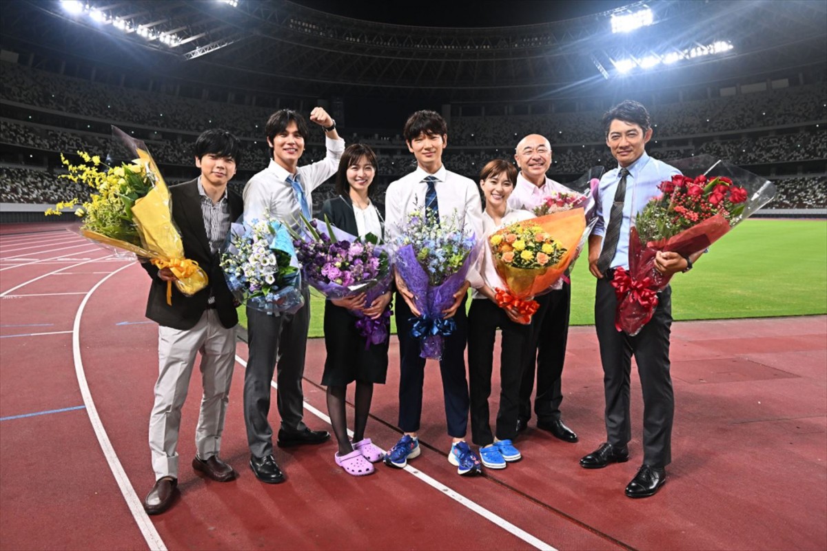 綾野剛、芳根京子、反町隆史ら『オールドルーキー』ビクトリーチーム7人が国立競技場でクランクアップ！