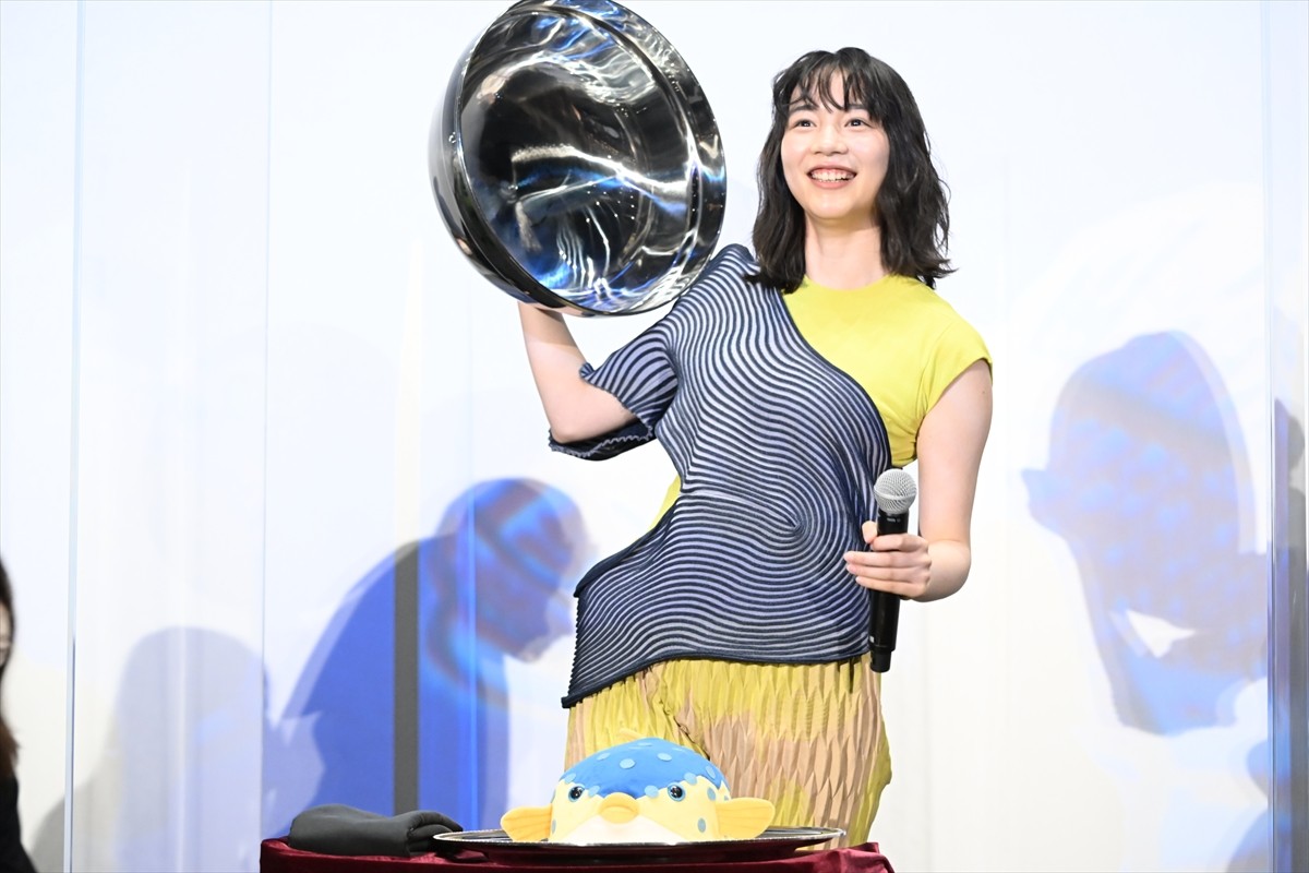 のん、さかなクンからのプレゼントに大喜び「ギョギョギョ！」