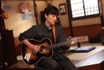 ドラマ『家庭教師のトラコ』クランクアップ現場で主題歌「茜」を弾き語る森山直太朗