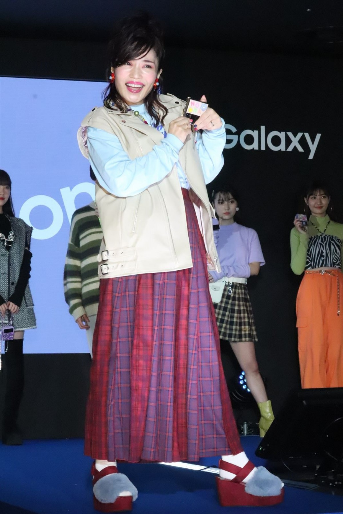 堀未央奈、スマホコーデでランウェイ！　理想の男性のコーディネートも明かす