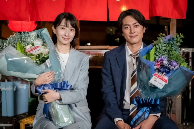 ドラマ『魔法のリノベ』のクランクアップを迎えた(左から)波瑠、間宮祥太朗