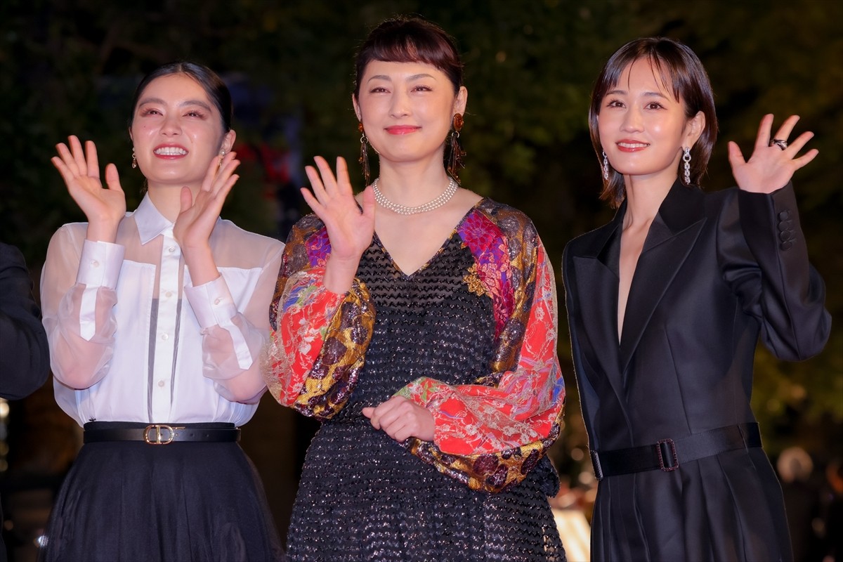 前田敦子、深Vネックスーツで輝く美しさ！　笑顔でファンサービスも＜第35回東京国際映画祭＞