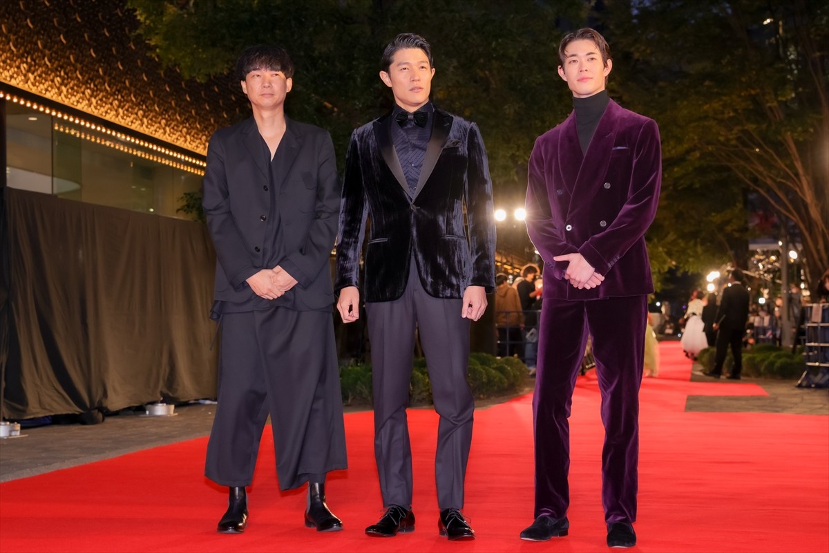 鈴木亮平＆宮沢氷魚、シックなスーツ姿で魅了！　身長180cm超えの見事な着こなし＜第35回東京国際映画祭＞