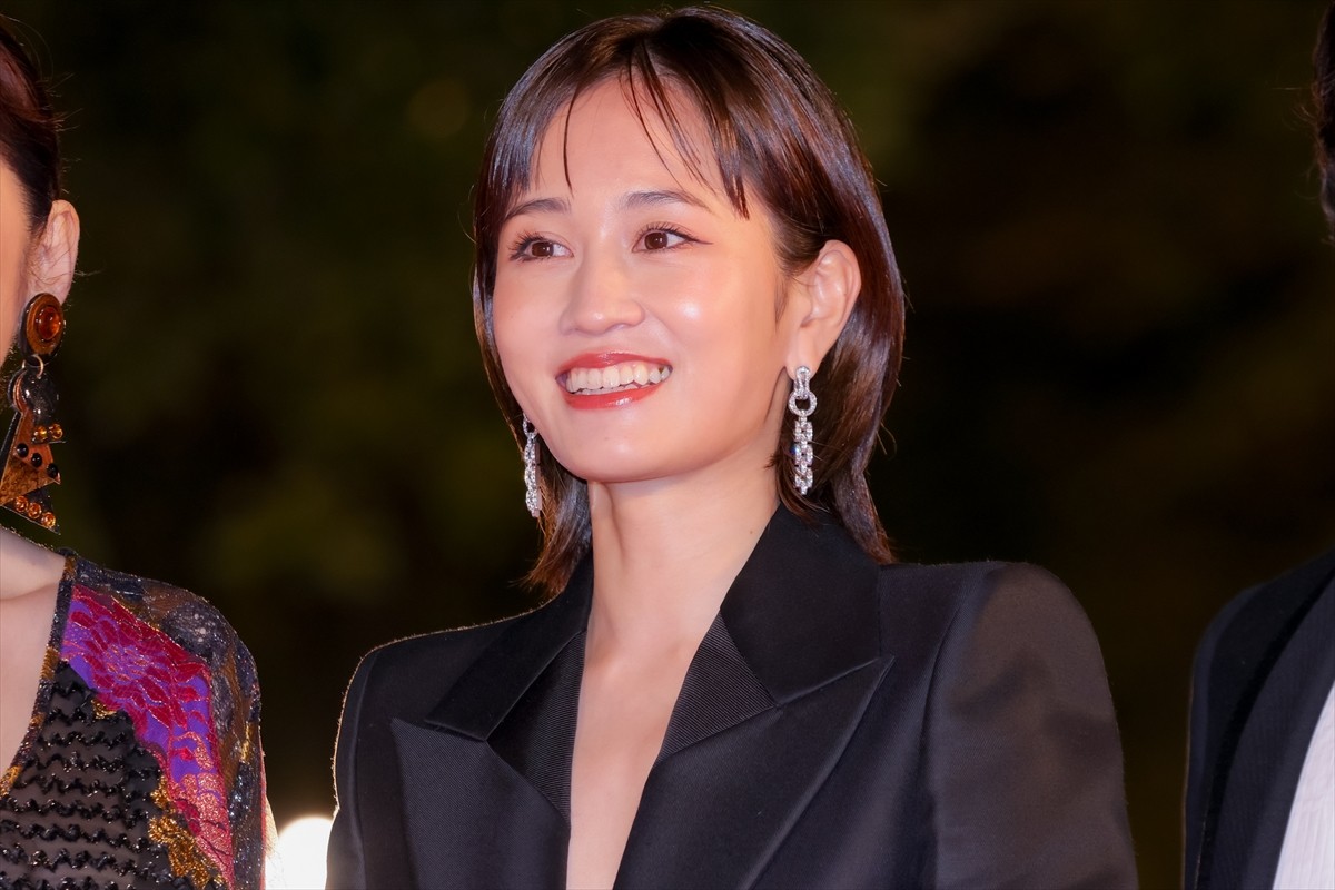 前田敦子、深Vネックスーツで輝く美しさ！　笑顔でファンサービスも＜第35回東京国際映画祭＞