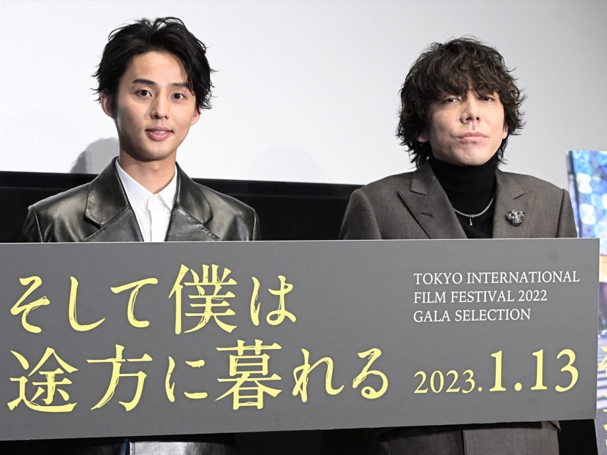 東京国際映画祭『そして僕は途方に暮れる』上映後舞台あいさつに出席した(左から)藤ヶ谷太輔、三浦大輔監督