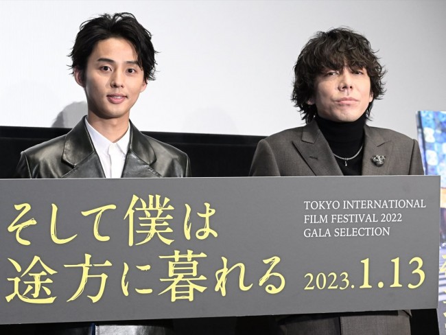 東京国際映画祭『そして僕は途方に暮れる』上映後舞台あいさつに出席した(左から)藤ヶ谷太輔、三浦大輔監督