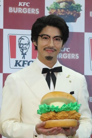 「ケンタッキーバーガー本気宣言」発表会に登壇した賀来賢人