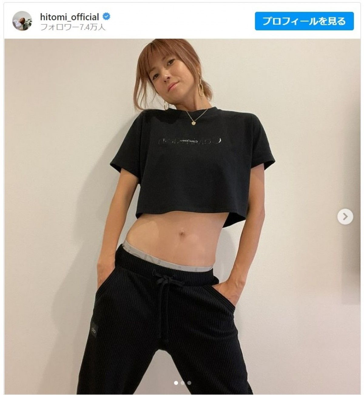 hitomi、46歳「意識するのはお腹」　ヘソ出しトレーニングウェア姿に反響