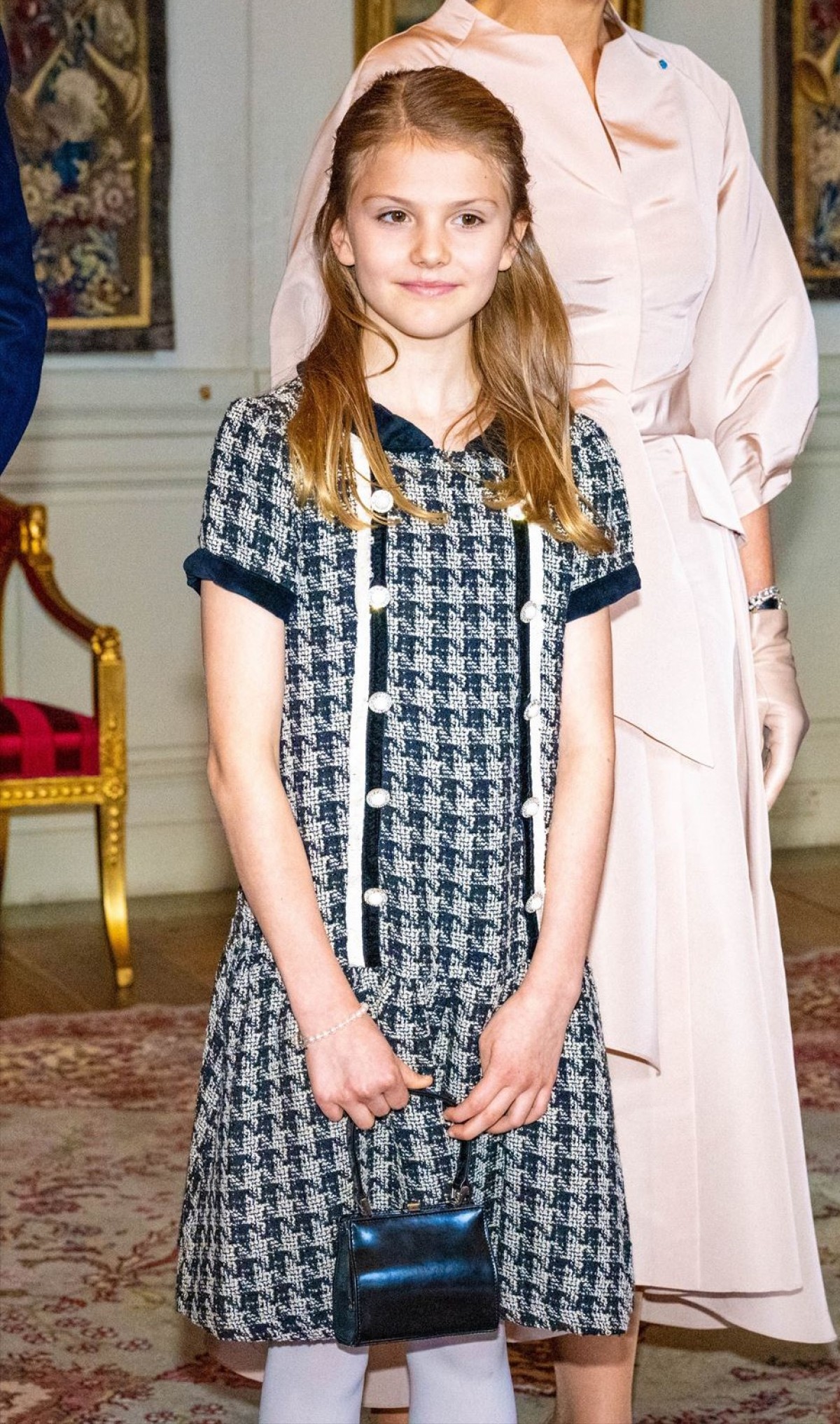 スウェーデン王室・10歳のエステル王女、オランダ国王夫妻の訪問を笑顔で歓迎