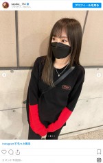 赤×黒のクールなコーディネートを披露する山本彩　※「山本彩」インスタグラム