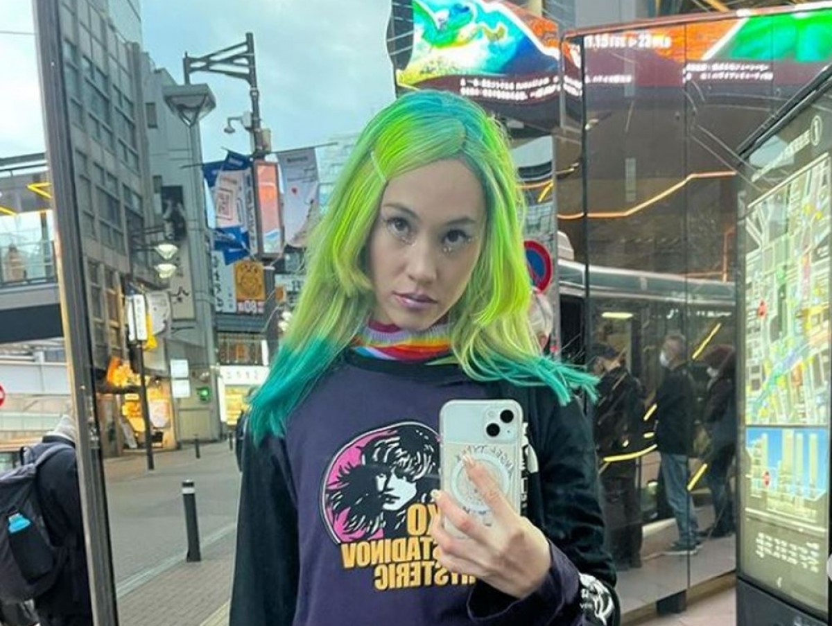水原希子32歳、カラフルヘア&ファンキーなストリートファッションの