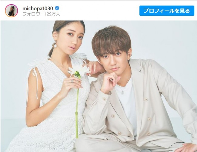 ホワイトコーデの（左から）みちょぱ（池田美優）＆大倉士門　※「みちょぱ（池田美優）」インスタグラム