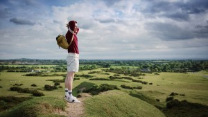 セクシュアリティを悟られないよう“ニセモノの恋人”を演じる2人　『恋人はアンバー』新場面写真