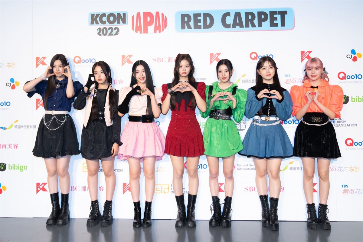 INI・LE SSERAFIMら「KCON」初日レッドカーペット　グループの個性輝く衣装に注目