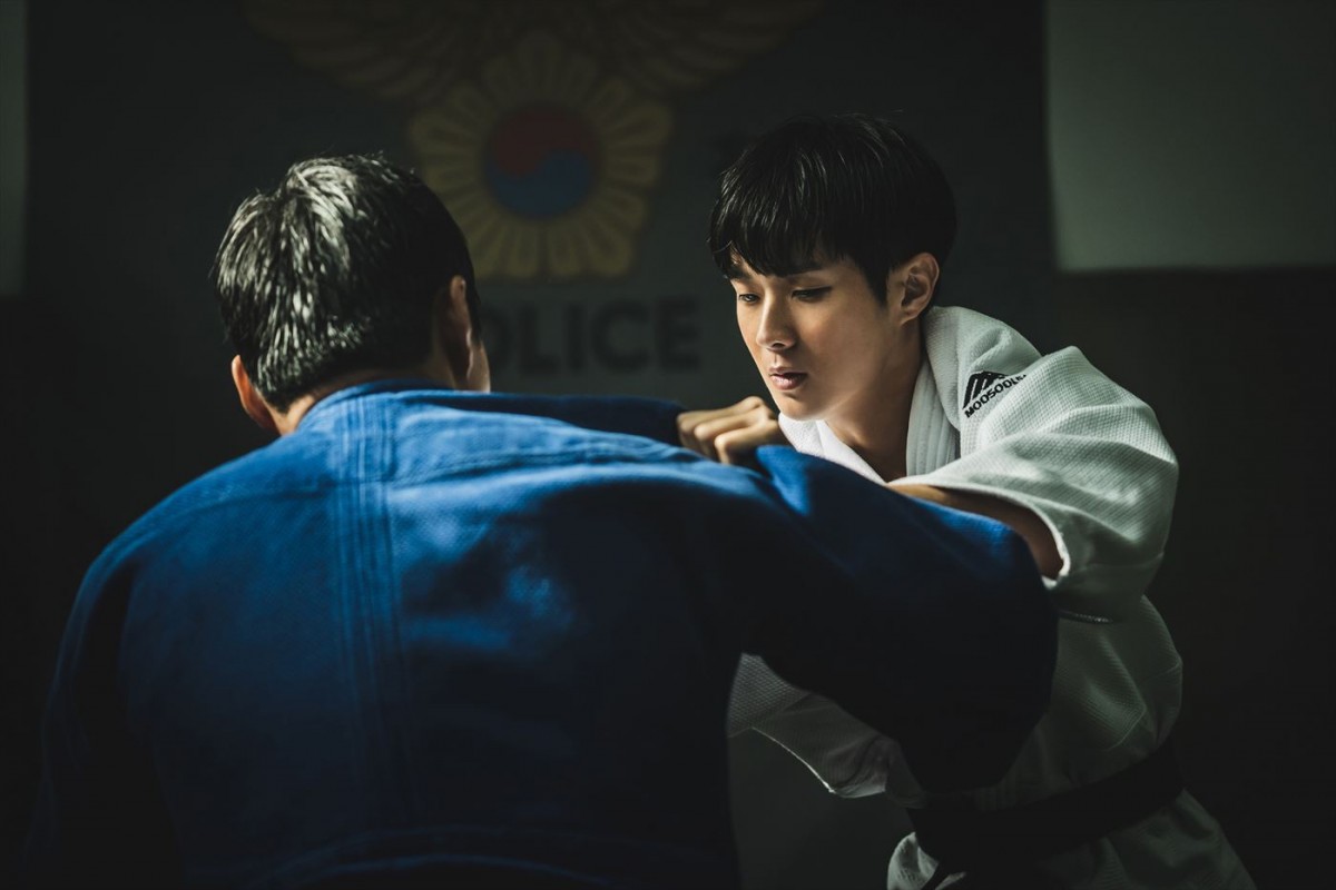 チェ・ウシクの柔道姿を披露！　映画『警官の血』本編映像解禁　佐々木譲の警察小説を韓国で映画化