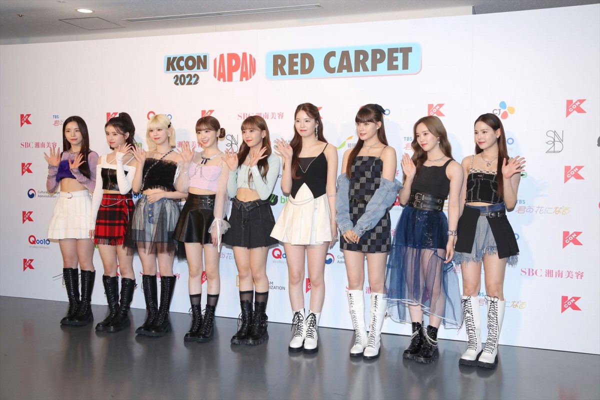 NiziU「KCON」最終日にそろって登場！　へそチラ＆ブーツのキュートコーデ