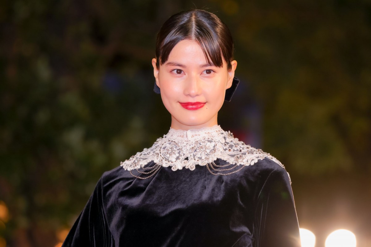 橋本愛、レースの衣装がキュート！　会場で笑顔ふりまく＜第35回東京国際映画祭＞
