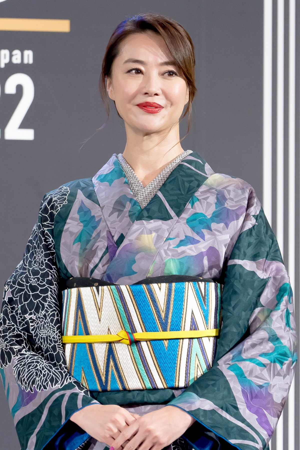 吉岡里帆、グレー基調の着物でランウェイ　着物は「憧れの装い」