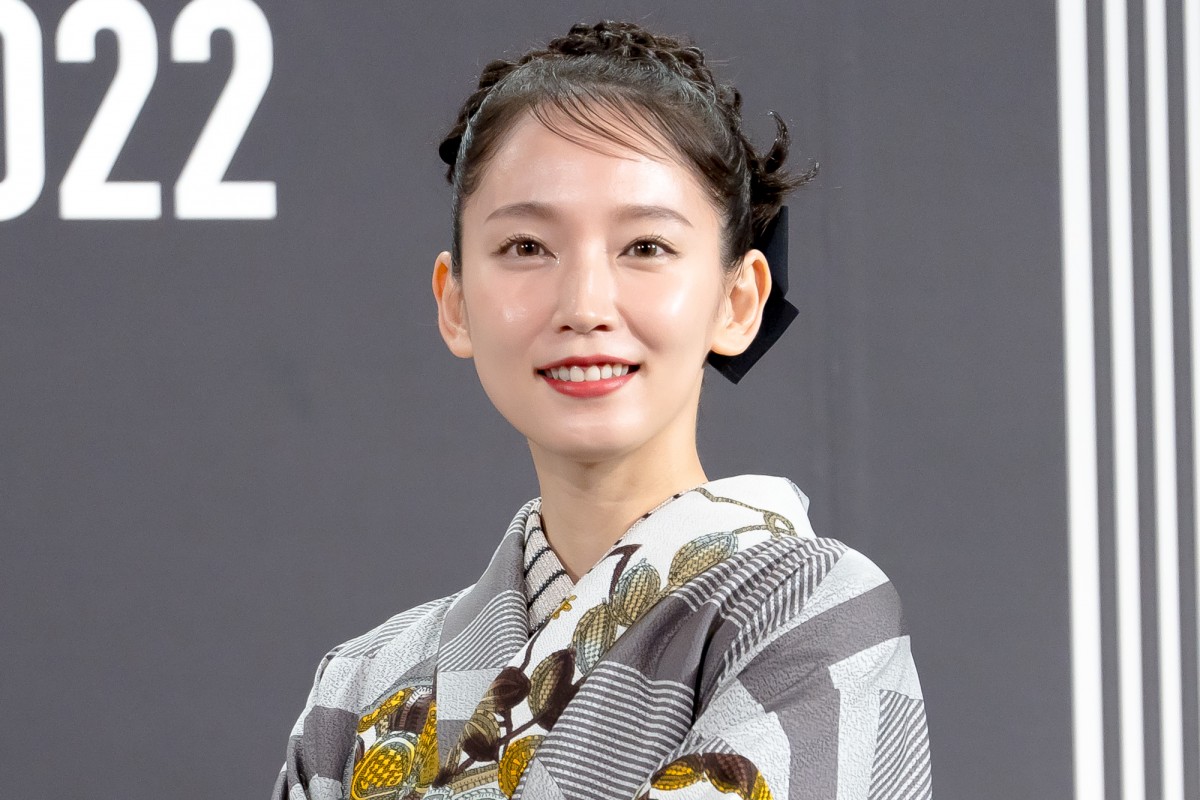 吉岡里帆、グレー基調の着物でランウェイ　着物は「憧れの装い」