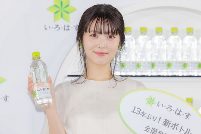 浜辺美波、「い・ろ・は・す」新ボトル 全国発売 プレス発表会に登場