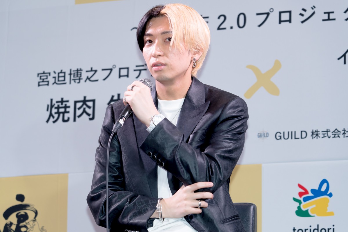 宮迫博之、ヒカルと「牛宮城」記者発表会に出席「フラッシュが温かい」