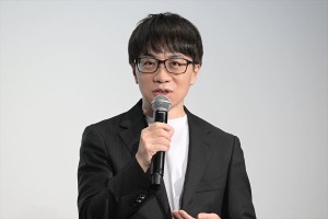 新海誠監督、映画『すずめの戸締まり』初日舞台挨拶に登場