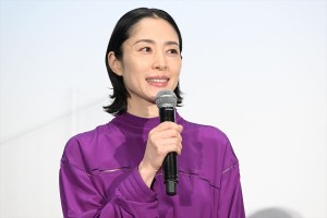 深津絵里、映画『すずめの戸締まり』初日舞台挨拶に登場