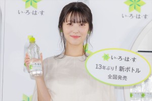 浜辺美波、「い・ろ・は・す」新ボトル 全国発売 プレス発表会に登場