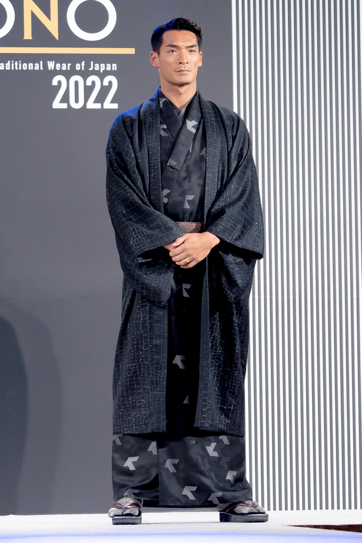 吉岡里帆、グレー基調の着物でランウェイ　着物は「憧れの装い」