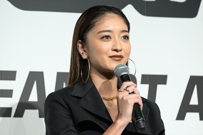 仲里依紗 ド派手なドレッドで登場 これまで費やしたデニム代で 高級車買える 22年11月10日 写真 エンタメ ニュース クランクイン