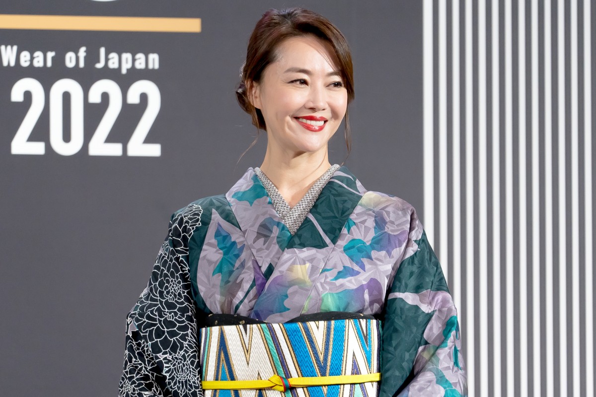 吉岡里帆、グレー基調の着物でランウェイ　着物は「憧れの装い」