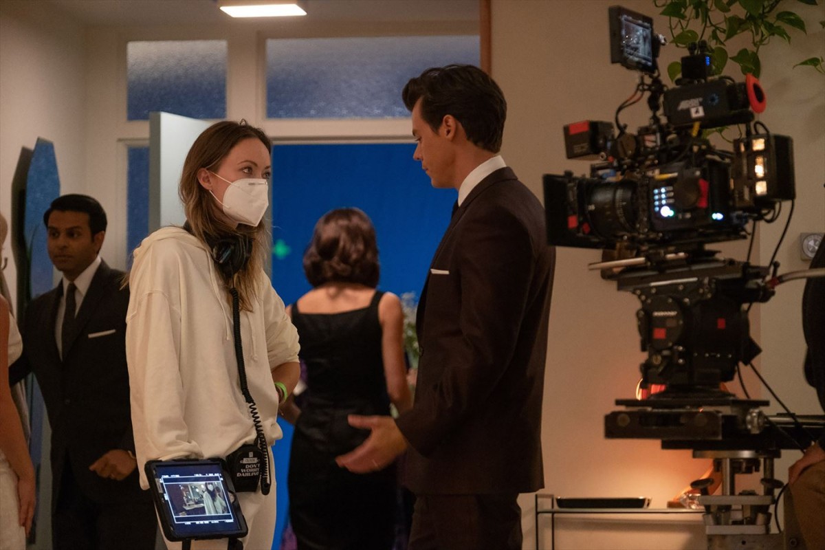 幸せを象徴した街に違和感？　フローレンス・ピュー×ハリー・スタイルズ『ドント・ウォーリー・ダーリン』特別映像