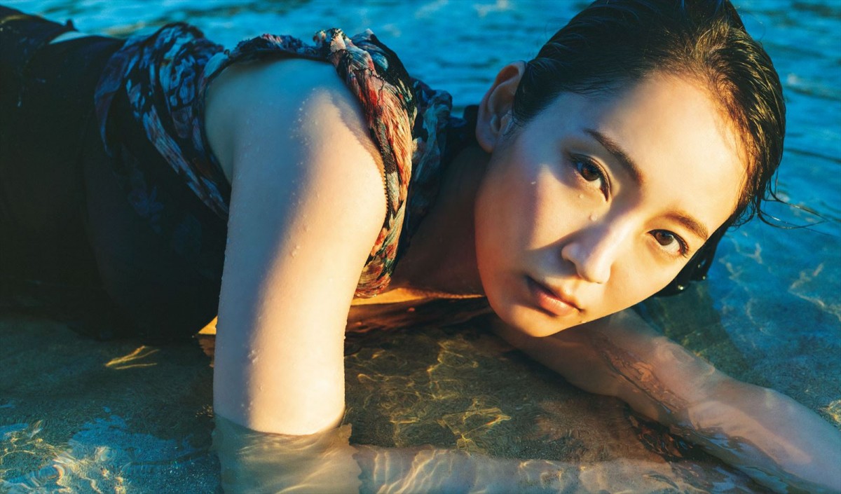 19歳のレースクイーン・涼雅、華奢なボディで水着グラビア披露