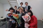 ドラマ『ボーイフレンド降臨！』より（前列左から）クランクアップした本多力、末澤誠也、伊藤修子。（後列左から）出演する桜井ユキ、高橋海人、光石研