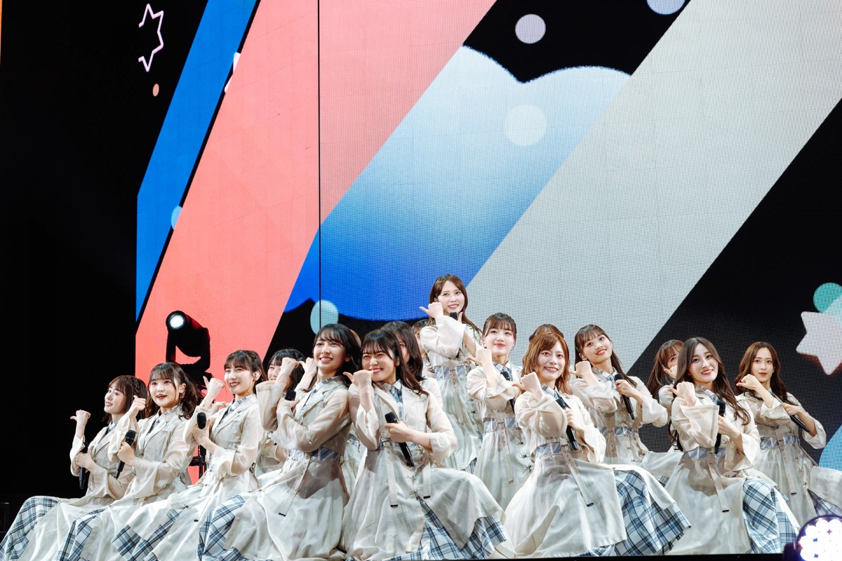 日向坂46・四期生、ライブ初パフォーマンス　「ブルーベリー＆ラズベリー」をフレッシュに披露＜Happy Smile Tour 2022＞