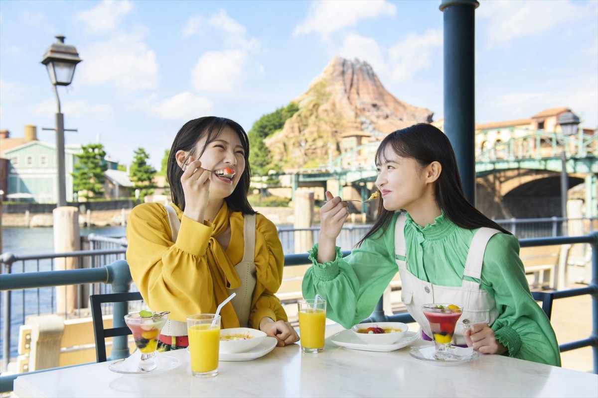 乃木坂46・遠藤さくら＆清宮レイが『トイ・ストーリー』コーデで登場　「ディズニー★JCBカード」新CM