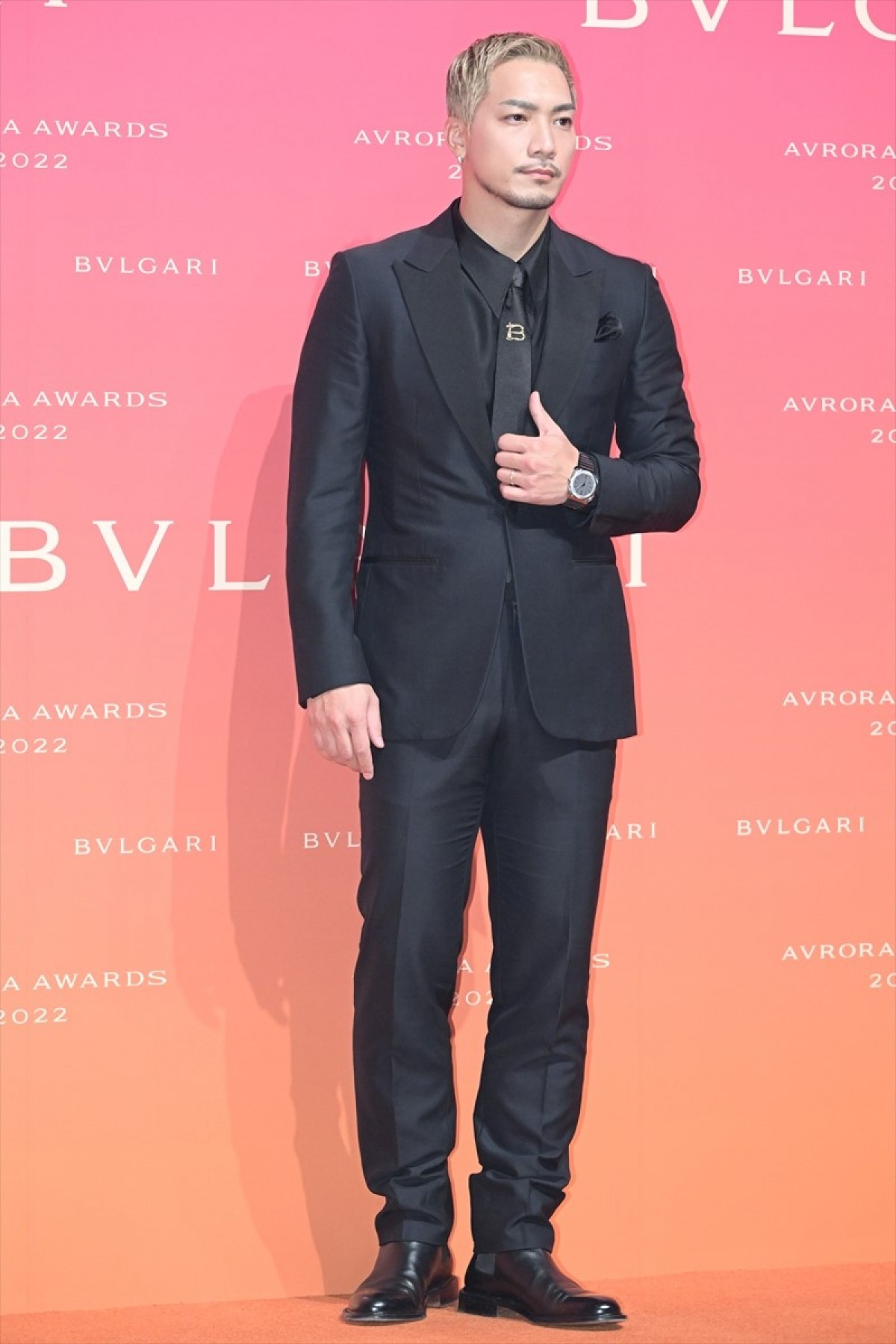 山下智久、ブラックスーツでスタイリッシュに登場　2022年は「幸せな一年を過ごせた」