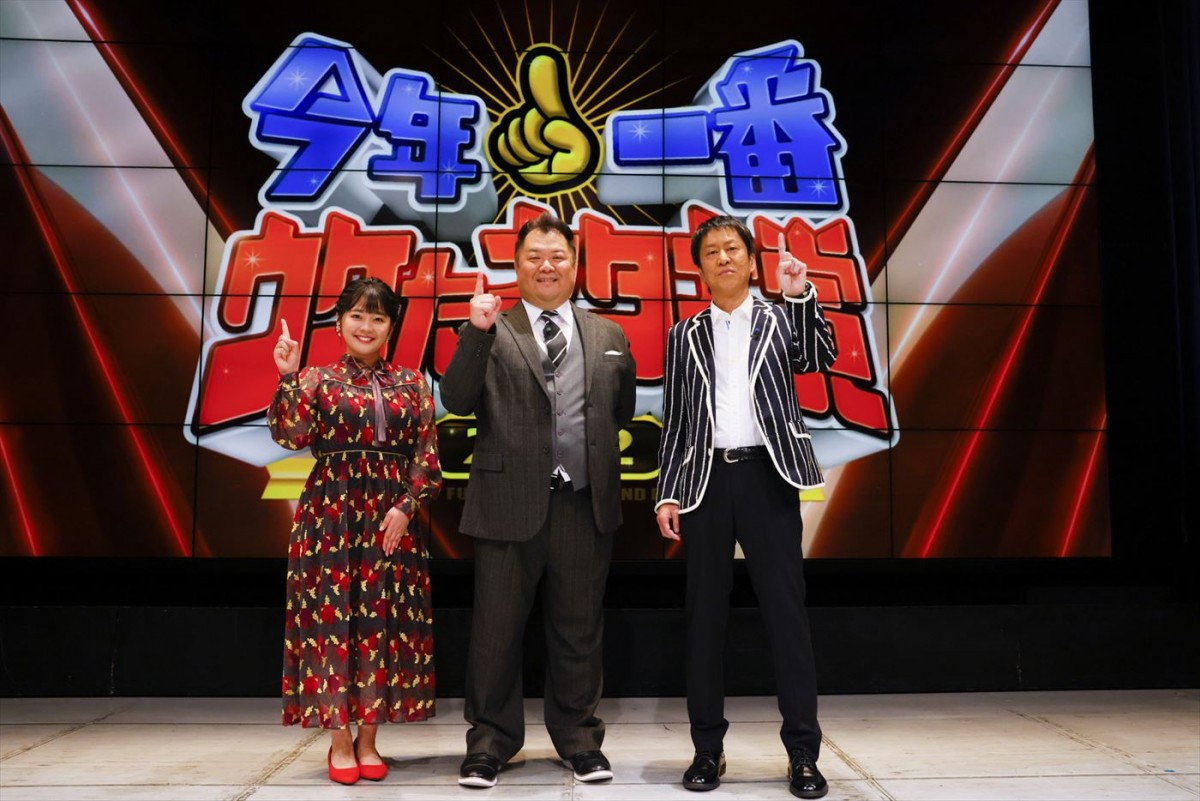 『今年一番ウケたネタ大賞2022』より(左から)アシスタントの谷元星奈(カンテレアナウンサー)、MCのブラックマヨネーズ