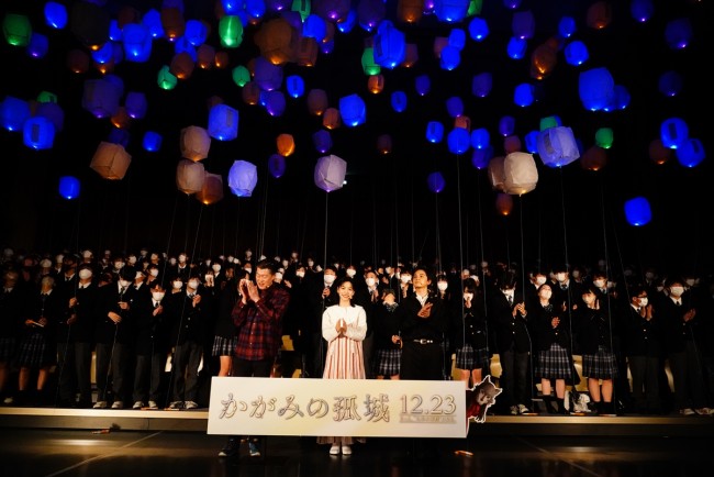 當真あみ＆北村匠海、叶えたい願いをのせてランタンを空へ　『かがみの孤城』イベント登場