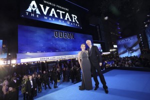 映画『アバター：ウェイ・オブ・ウォーター』ロンドンで行われたワールドプレミアに出席した（左から）ケイト・ウィンスレット、ジェームズ・キャメロン